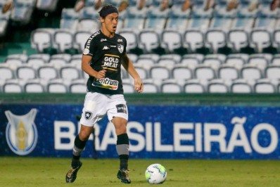 Ex-Botafogo, Keisuke Honda acerta com clube da Lituânia