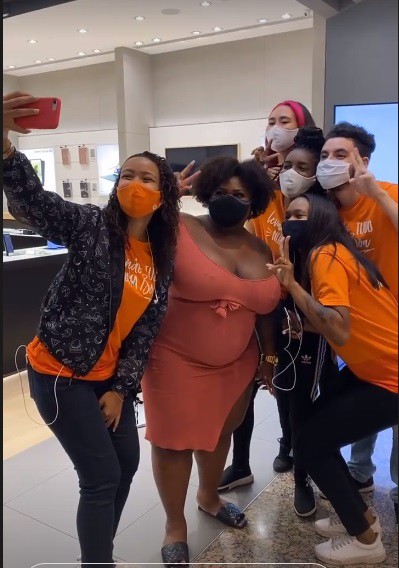 Jojo Todynho é tietada por fãs - reprodução do instagram