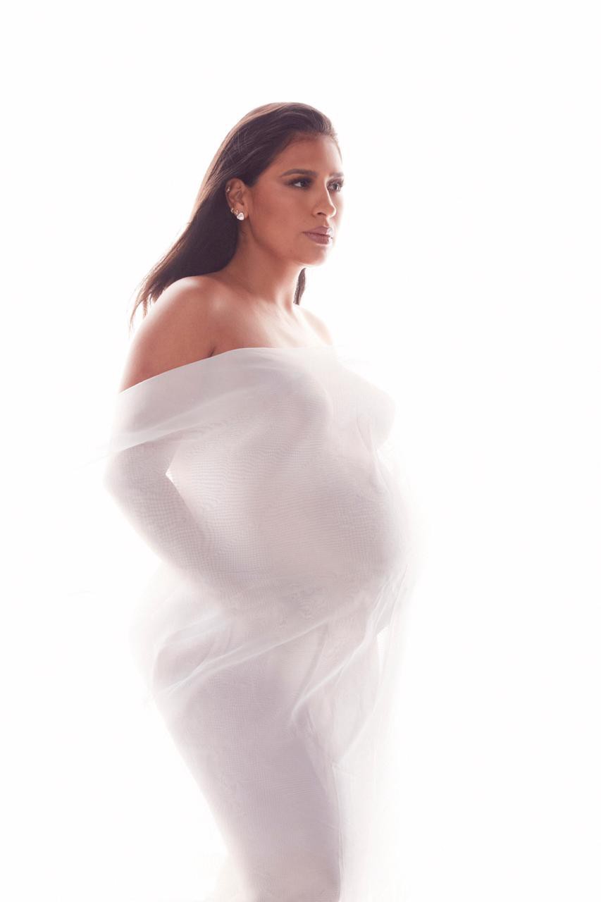 Simone faz ensaio grávida - Divulgação/ @karinebasilio