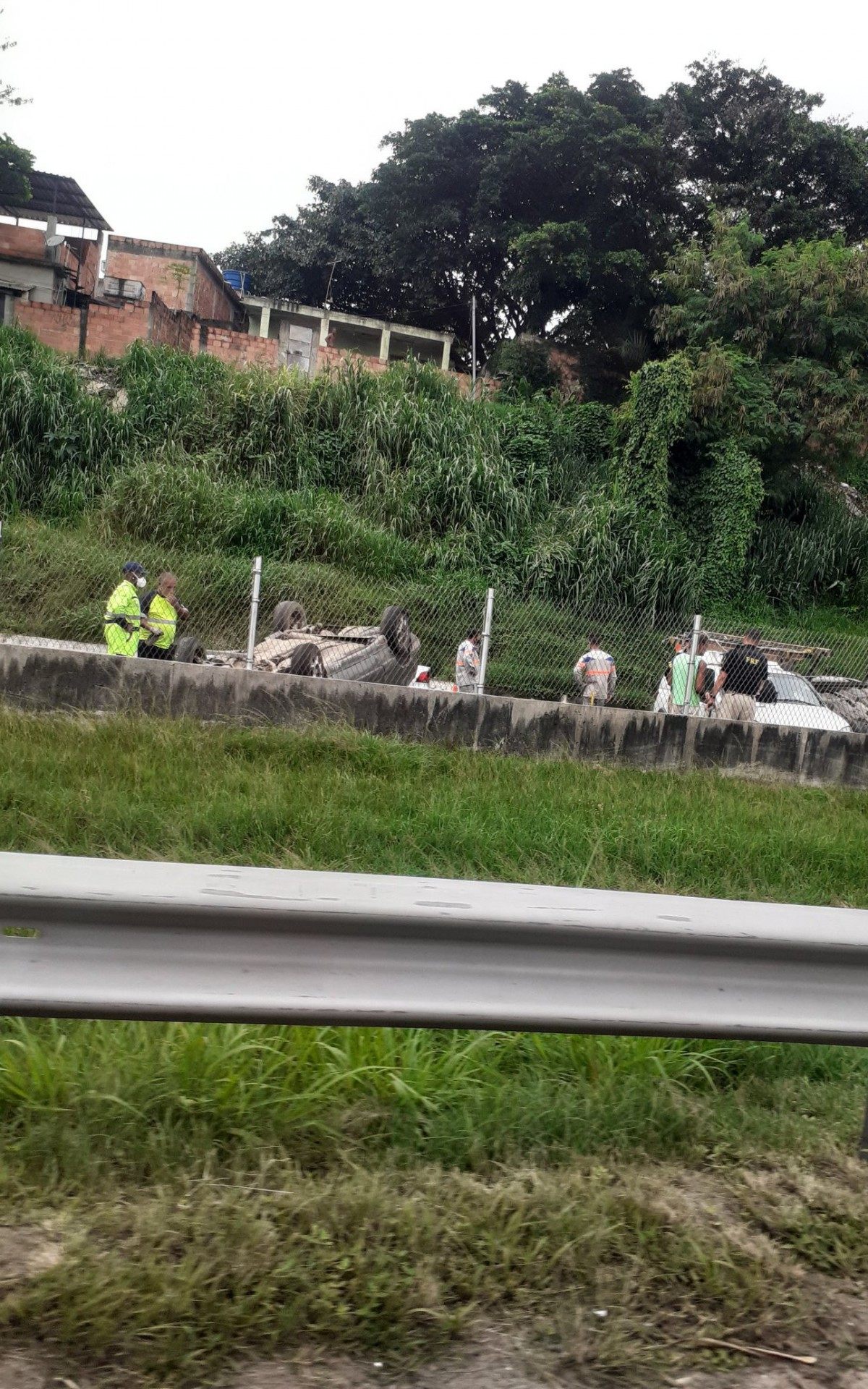 Dois carros capotaram após colisão com um outro veículo de passeio na BR 101/RJ - Divulgação