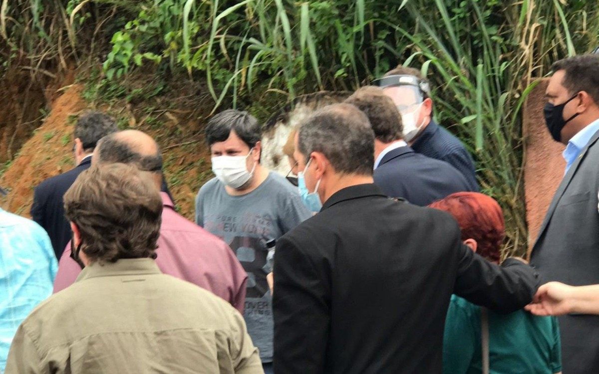 Crivella (de costas) &eacute; abra&ccedil;ado por familiares e aliados pol&iacute;ticos - REPRODU&Ccedil;&Atilde;O FACEBOOK