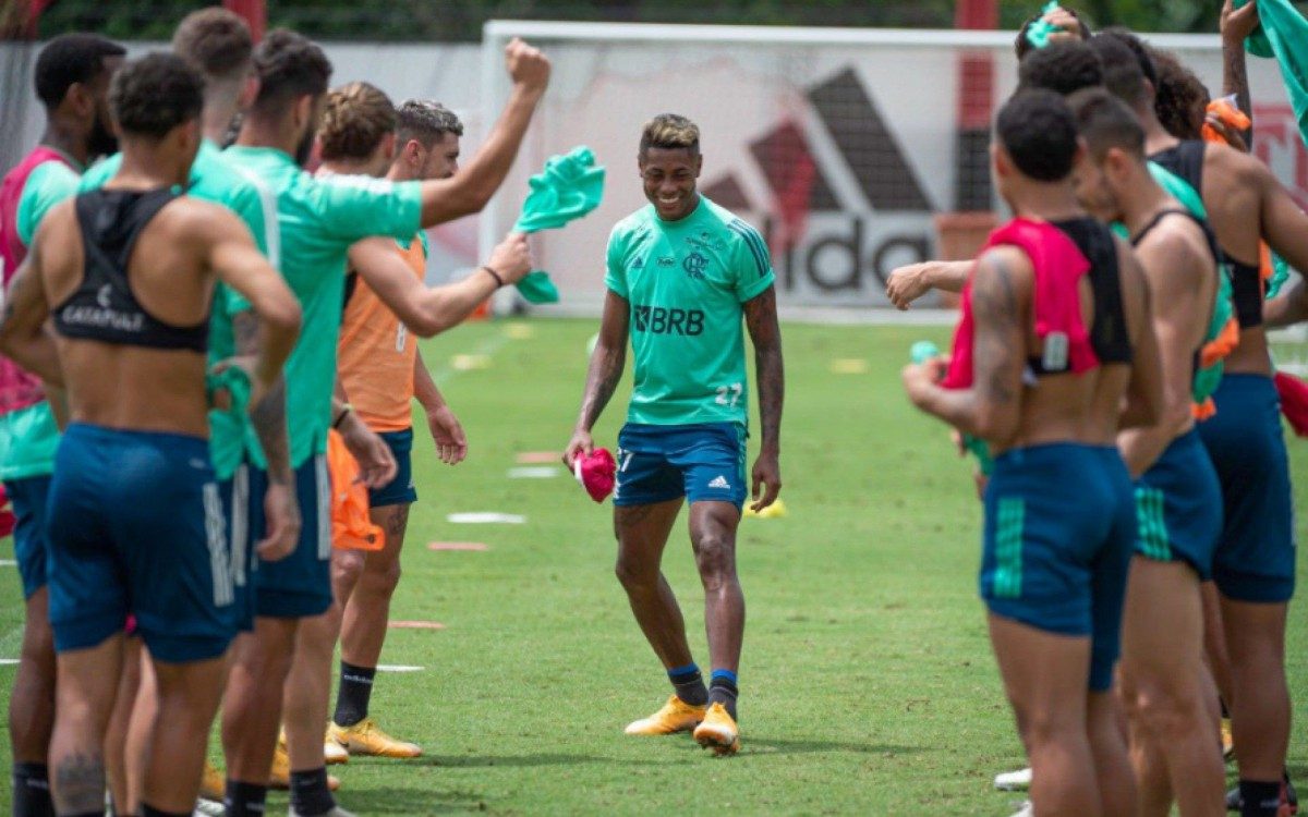 Bruno Henrique, que fez 30 anos ontem, é 'homenageado' pelos demais companheiros - Alexandre Vidal / Flamengo / Divulgação