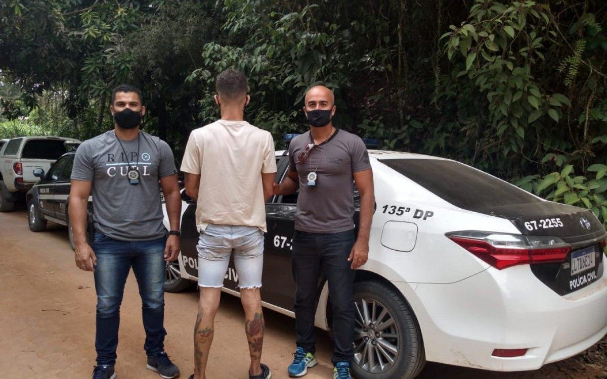 Agentes da 135ª Delegacia Legal de Itaocara prenderam um jovem de 21 anos, por homicídio qualificado e ocultação de cadáver, inclusive o suspeito teria confessado a autoria do assassinato de um empresário.  - Foto: divulgação