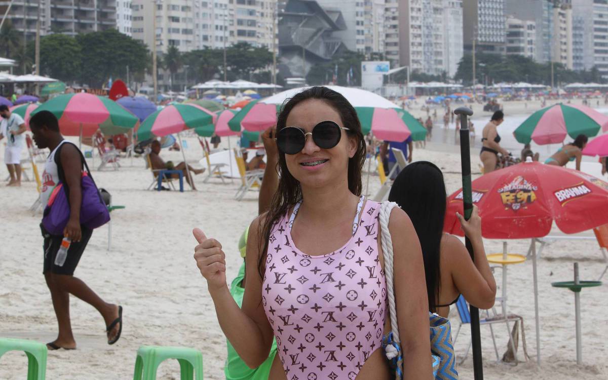 Na foto, Gabriela Seymour, aproveita o dia na orla da Praia de Copacabana, zona sul do Rio - Reginaldo Pimenta / Agencia O Dia