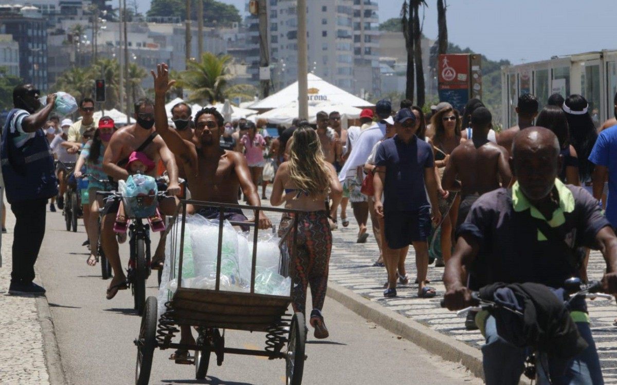 Grande movimentação no calçadão de Ipanema 