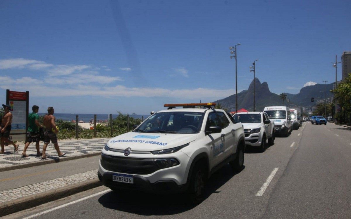 Carro é multado na orla de Ipanema