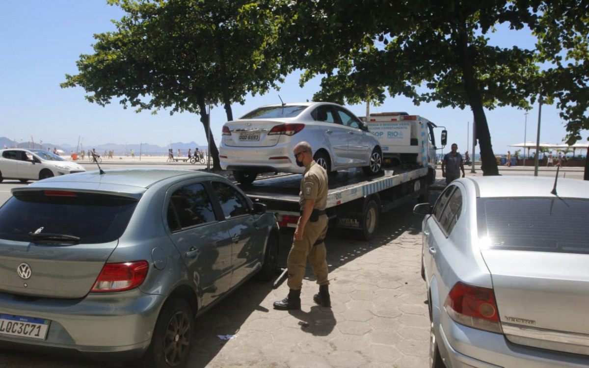 Prefeitura rebocou veículos estacionados irregularmente nas praias do Rio