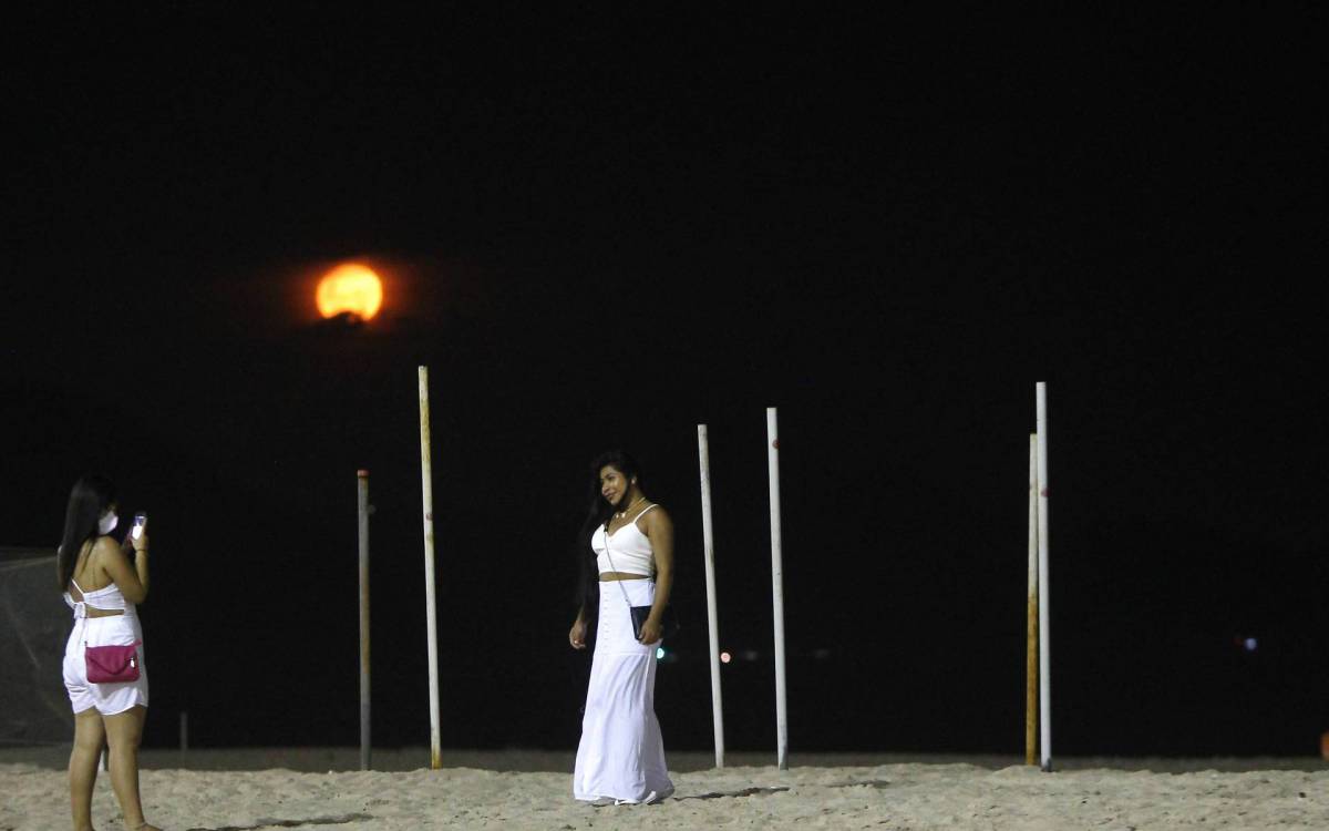 Rio de Janeiro 31/12/2020 - Movimentação na orla de Copacabana antes da virada. Na foto acima as amigas Anaya Suya e Vania Marques Perreria. Foto: Luciano Belford/Agencia O Dia - Luciano Belford/Agencia O Dia