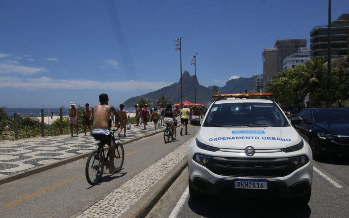 Fiscais da Prefeitura atuaram nas orlas do Rio de Janeiro na manhã desta quinta-feira