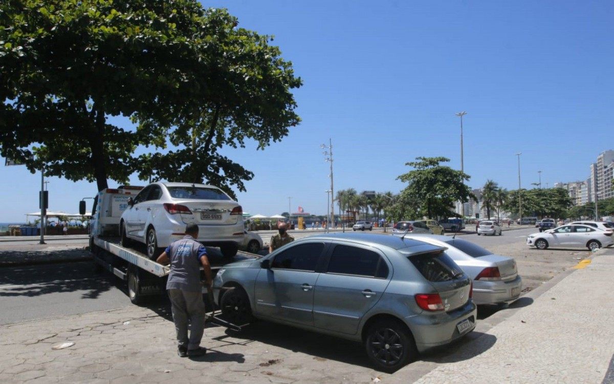 Carros são rebocados na orla do Rio de Janeiro