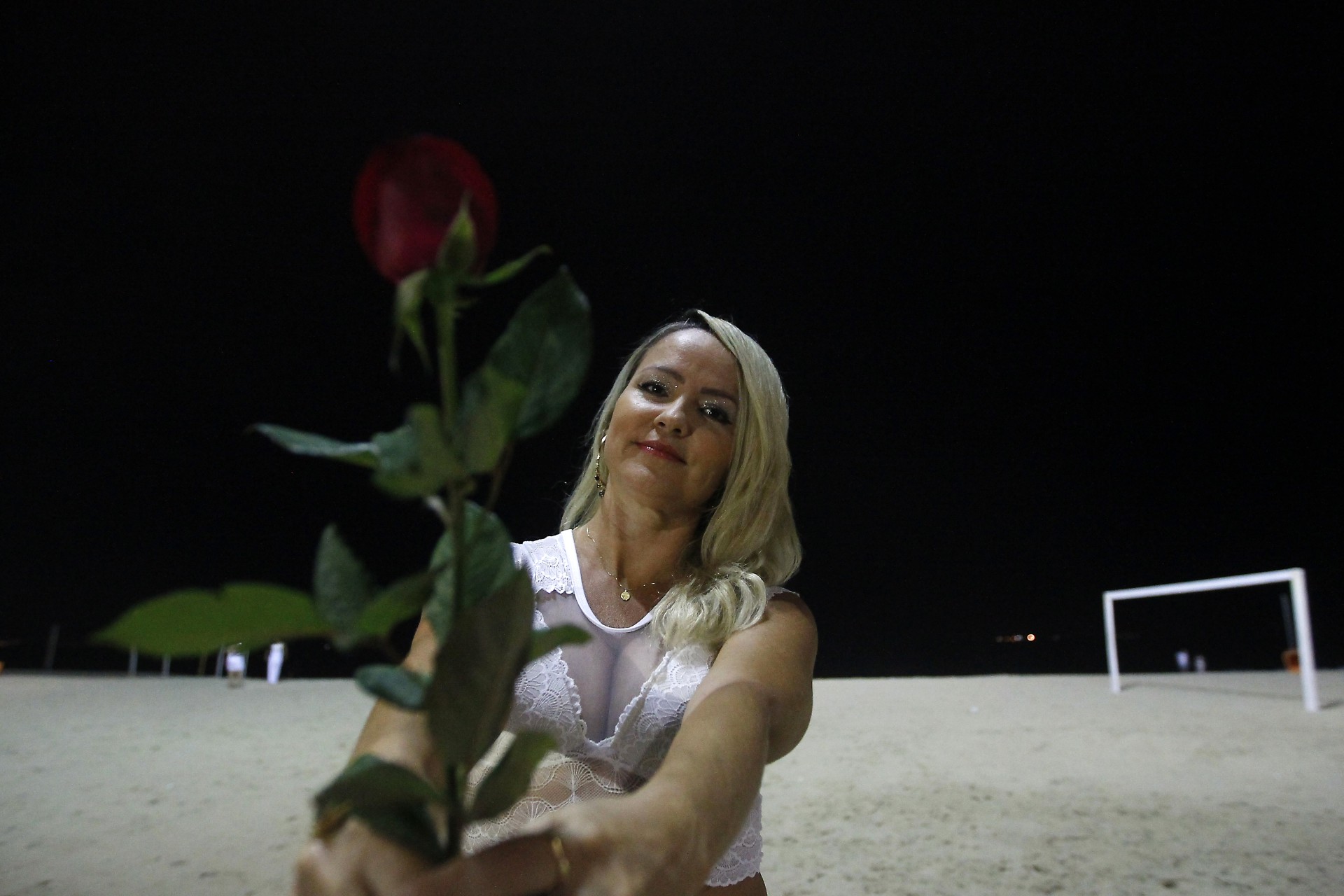 Rio de Janeiro 31/12/2020 - Movimentação na orla de Copacabana antes da virada. Na foto acima Cintia Nogueira. Foto: Luciano Belford/Agencia O Di - Luciano Belford/Agencia O Dia