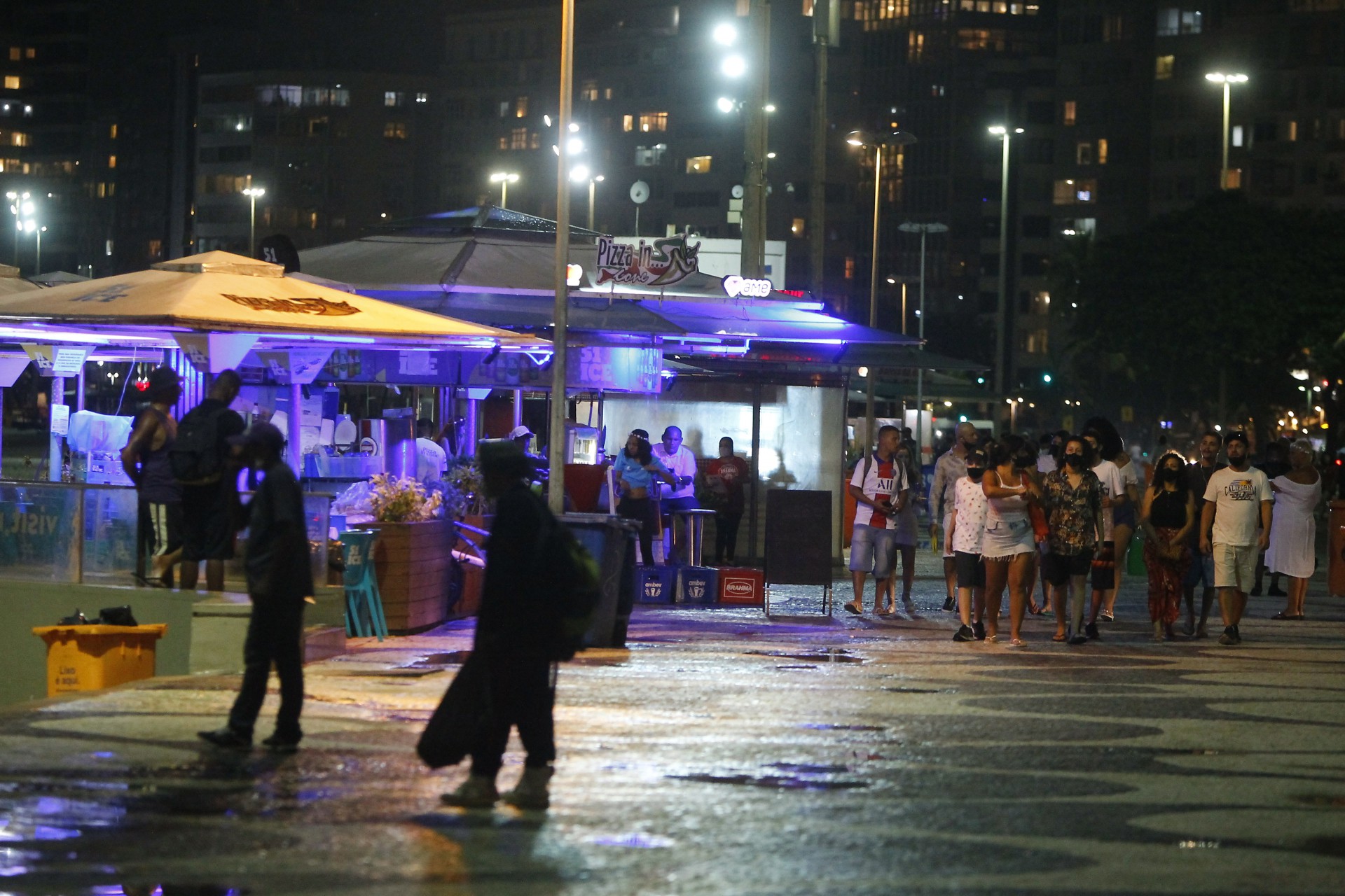 Rio de Janeiro 31/12/2020 - Movimentação na orla de Copacabana antes da virada. Foto: Luciano Belford/Agencia O Dia - Luciano Belford/Agencia O Dia