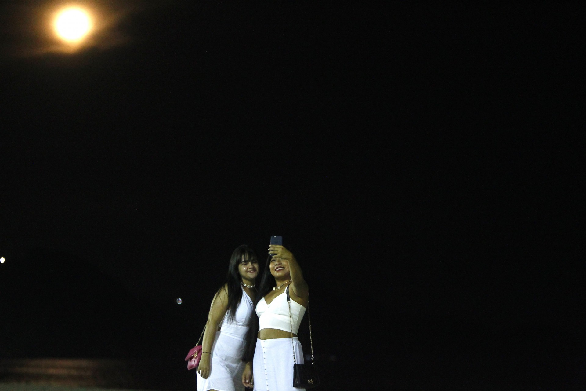 Rio de Janeiro 31/12/2020 - Movimentação na orla de Copacabana antes da virada. Na foto acima as amigas Anaya Suya e Vania Marques Perreria. Foto: Luciano Belford/Agencia O Dia - Luciano Belford/Agencia O Dia