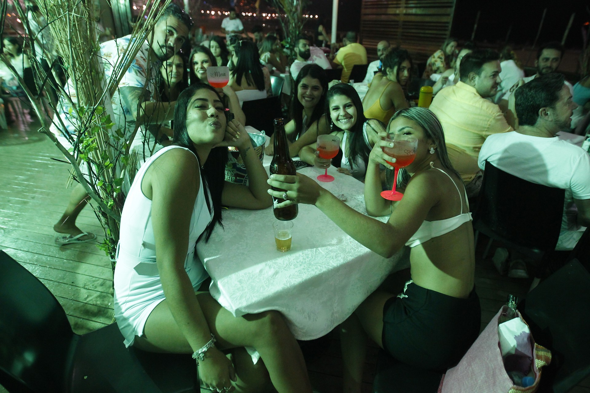 Rio de Janeiro 31/12/2020 - Movimentação na orla de Copacabana antes da virada. Na foto acima o Quiosque Solares. Foto: Luciano Belford/Agencia O Dia - Luciano Belford/Agencia O Dia