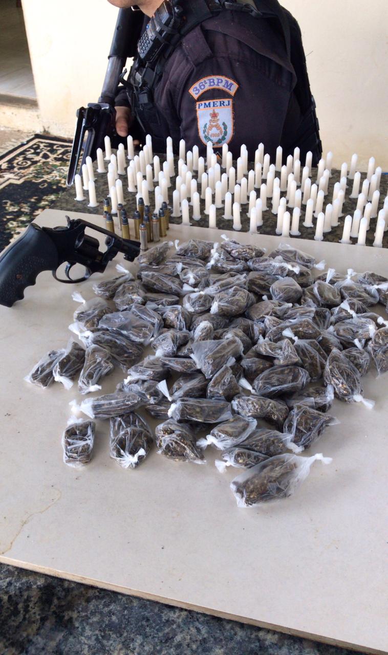 Apreensão de 78 tabletes de maconha e 152 pinos de cocaína. - Foto: divulgação