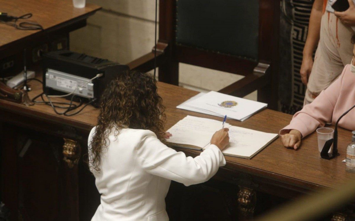 Mônica Benício (PSOL), viúva de Marielle Franco, é diplomada vereadora em primeiro mandato - REGINALDO PIMENTA/AGÊNCIA O DIA