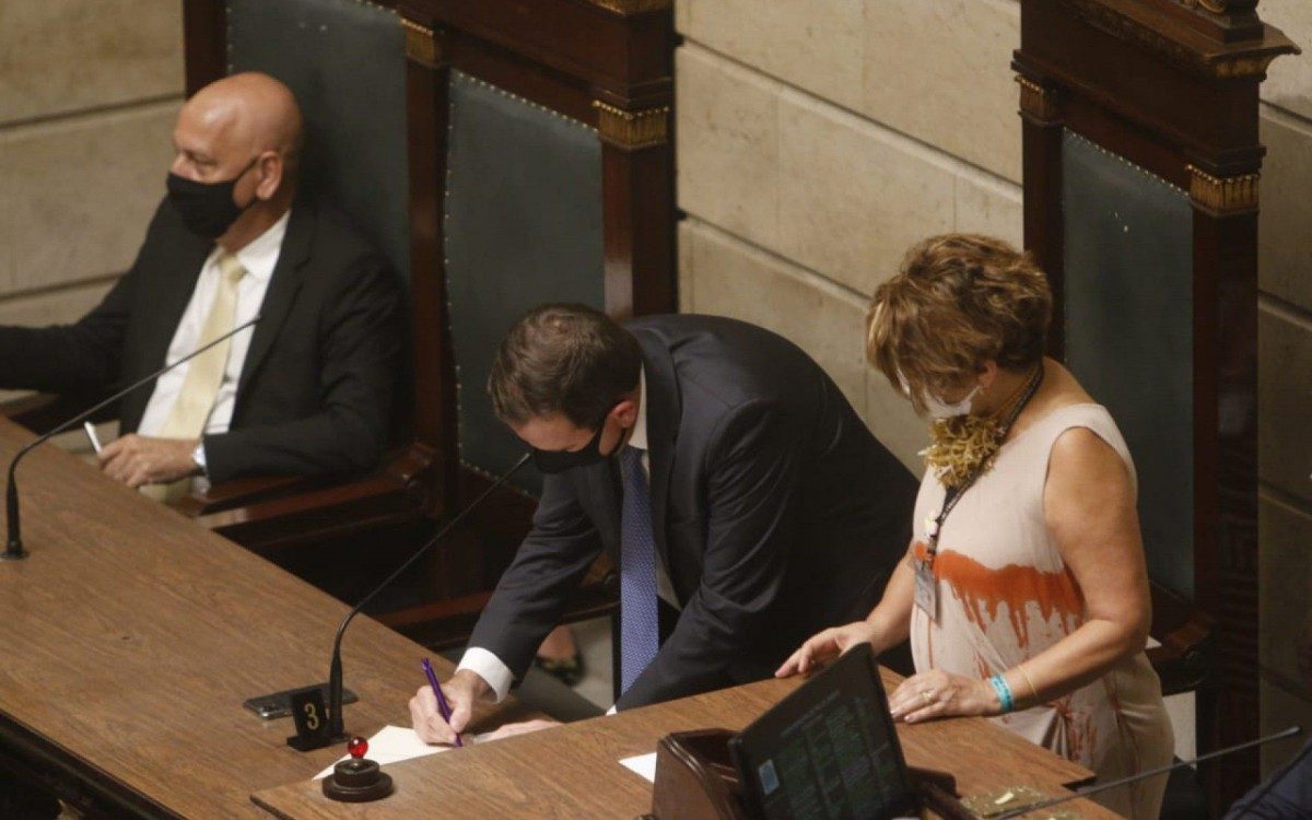 Eduardo Paes toma posse como prefeito na Câmara Municipal do Rio
 - Reginaldo Pimenta/ Agência O DIA