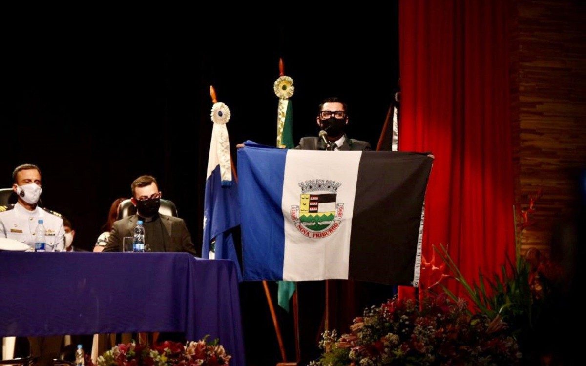 Cerimônia de posse aconteceu no Teatro Municipal de Nova Friburgo - Divulgação