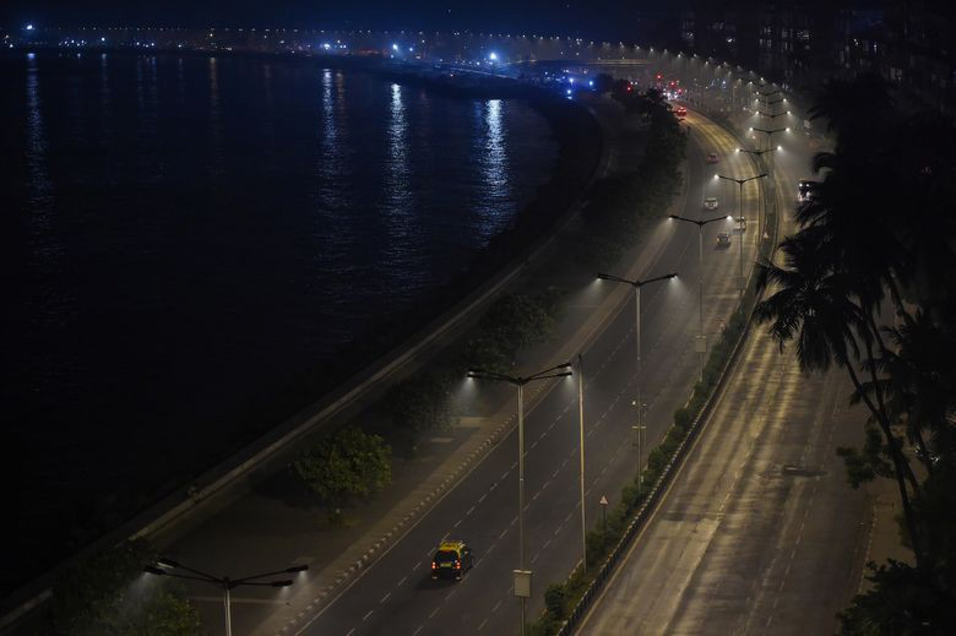 Vista da orla deserta em Mumbai, na Índia.   - Punit Paranjpe/AFP