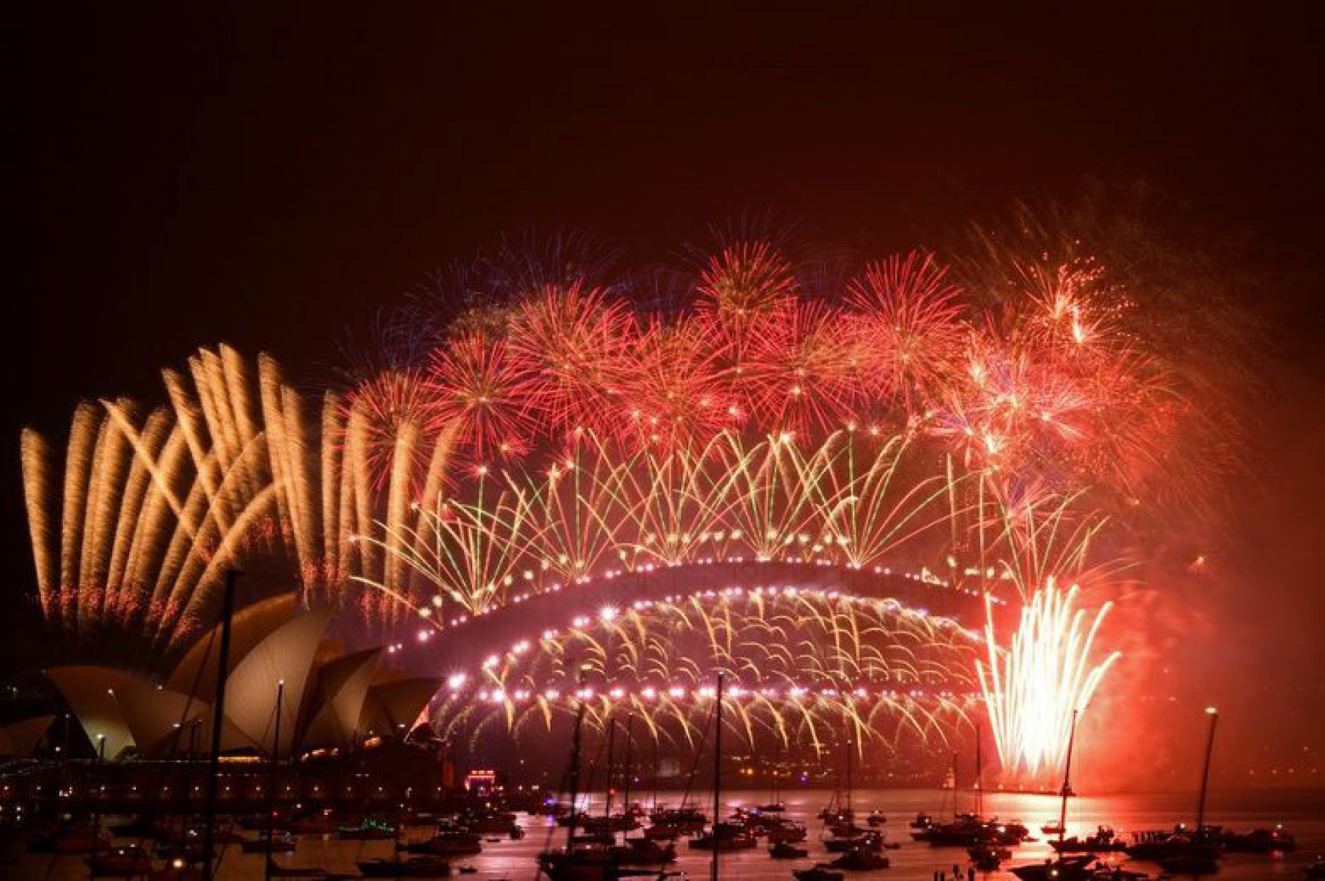 Fogos de artifício na virada do ano de 2021 na ponte Harbour, em Sidney, na Austrália
 - Saeed Khan/AFP