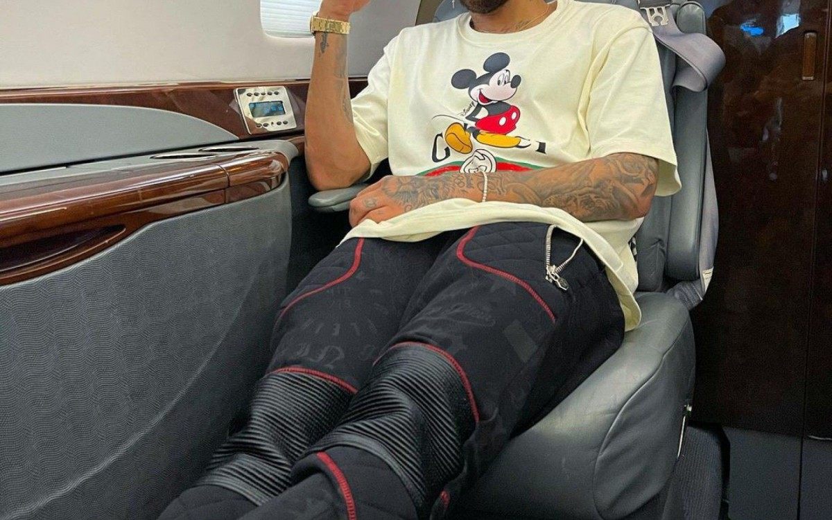 Neymar embarcou para Paris ap&oacute;s sete dias de folga entre Balne&aacute;rio Cambori&uacute; e Mangaratiba