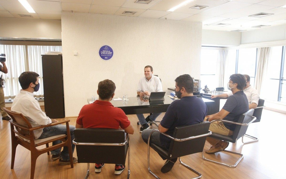 Prefeito Eduardo Paes, d&aacute; in&iacute;cio aos trabalhos na sede da prefeitura.