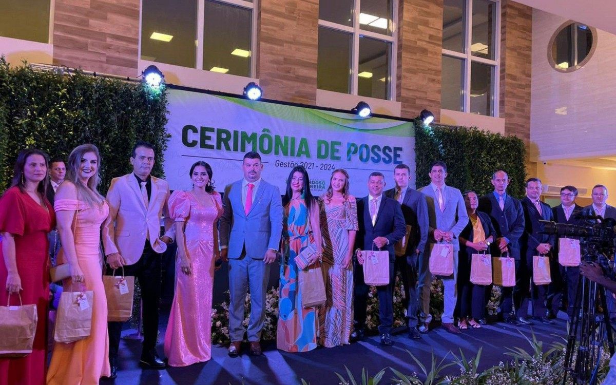 Prefeita, vide e vereadores de Cardoso Moreira tomam posse.