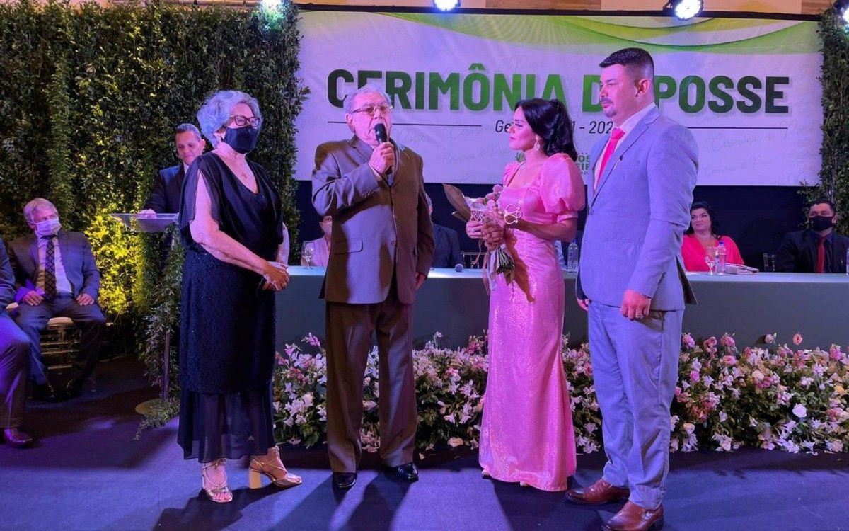 Prefeita, vide e vereadores de Cardoso Moreira tomam posse.