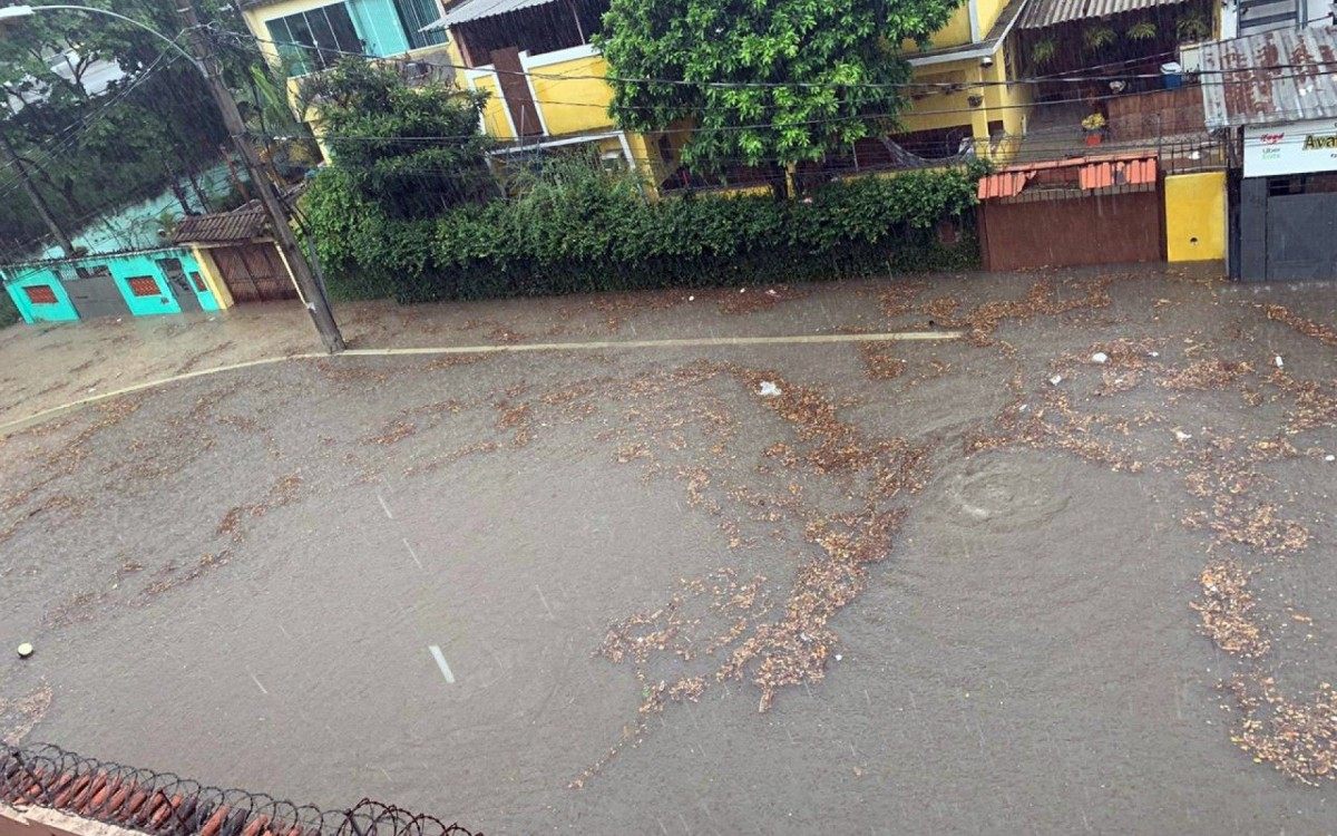 Alagamento na Rua Ramiro Magalhães, na altura da saída 2 da Linha Amarela, no Engenho de Dentro