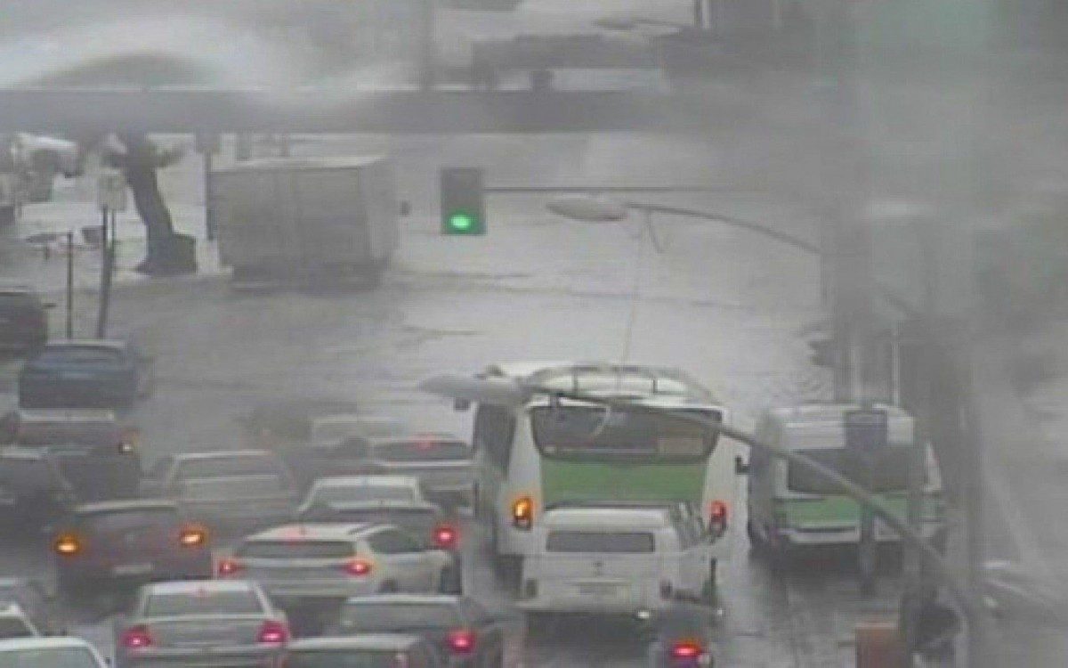 Alagamento na Rua 24 de Maio, na altura da Rua Cônego Tobias