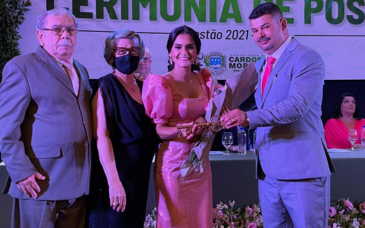 Prefeita, vide e vereadores de Cardoso Moreira tomam posse.