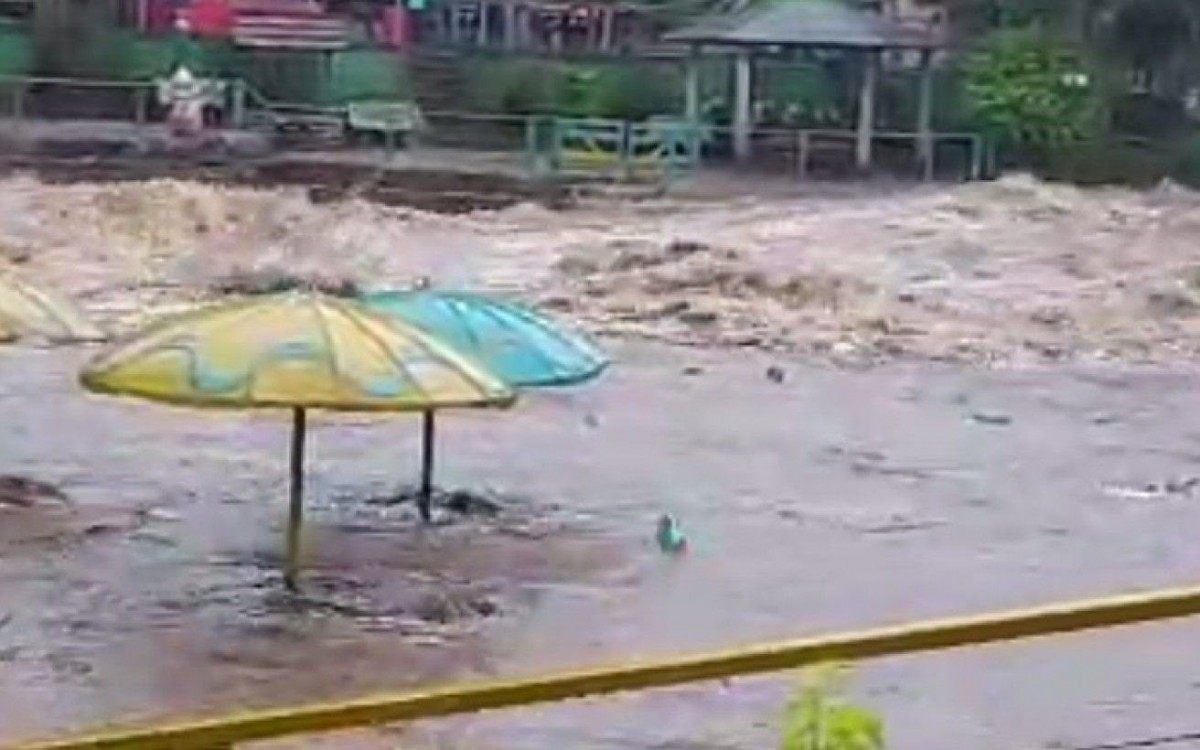 Sítio Chaminé é tomado pelas águas da encosta por causa de chuva forte que castiga Itaguaí desde a parte da manhã - Reprodução