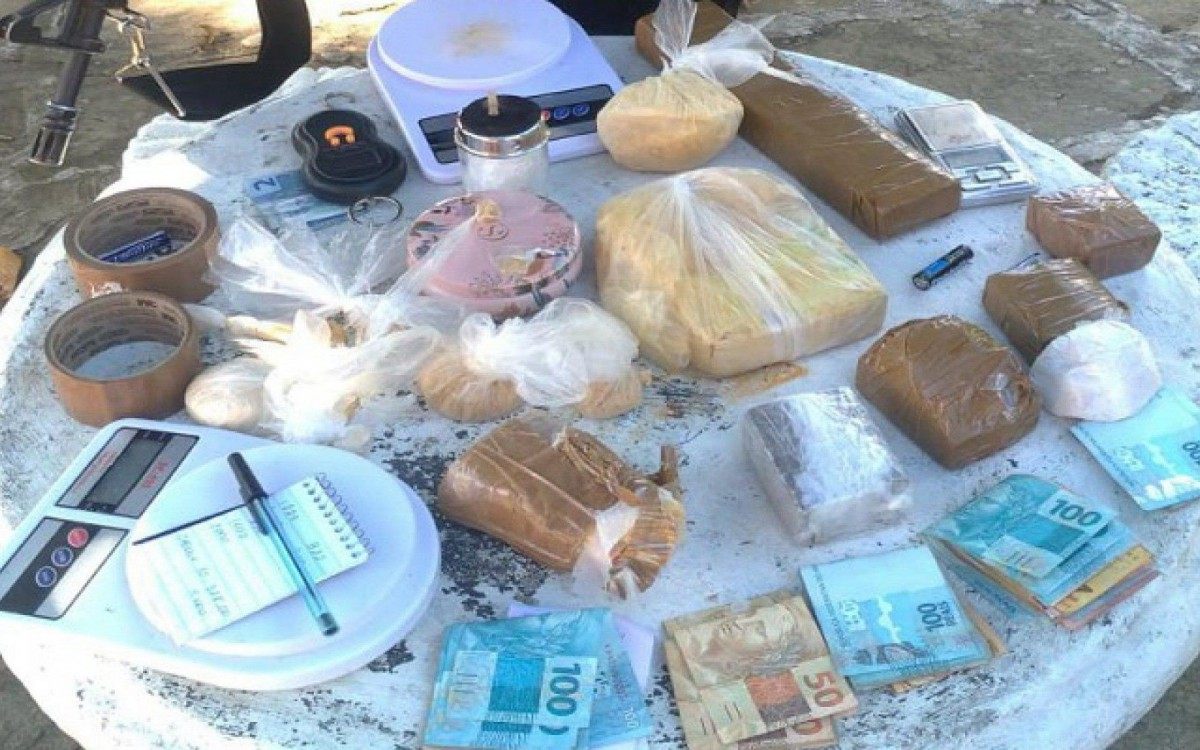 Rapaz autuado por tráfico de drogas na 136ª Delegacia Legal ficará à disposição da justiça no sistema prisional. - Foto: divulgação