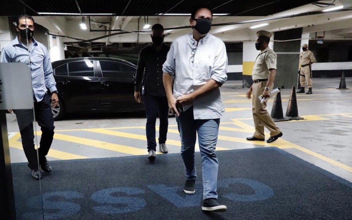 Paes chegou à sede da prefeitura por volta das 7h - Beth Santos / Prefeitura do Rio