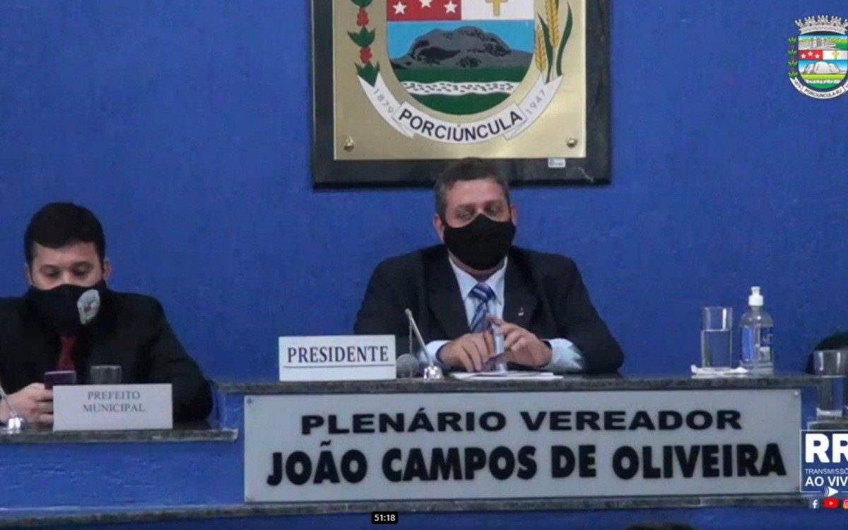 Léo Coutinho e vereadores eleitos tomam posse em Porciúncula, no Noroeste Fluminense.