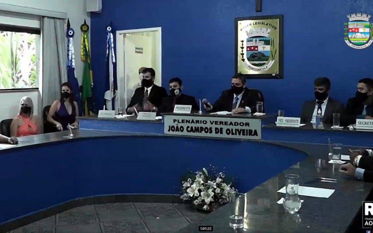 Léo Coutinho e vereadores eleitos tomam posse em Porciúncula, no Noroeste Fluminense.