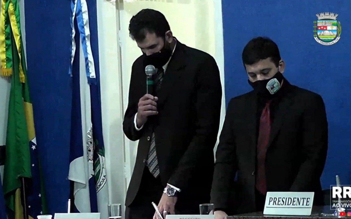 Léo Coutinho e vereadores eleitos tomam posse em Porciúncula, no Noroeste Fluminense.