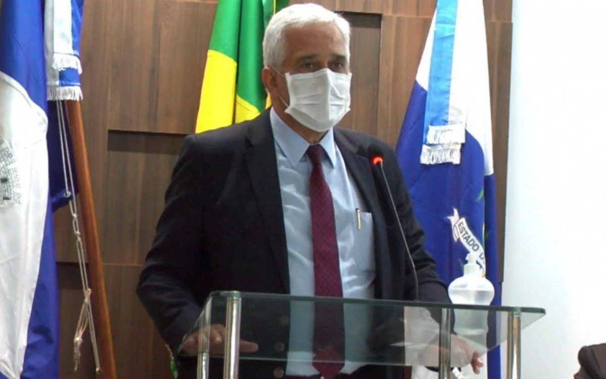 Secretário Estadual de Educação, Comte Bitencourt, na posse dos eleitos de Itaocara, no Noroeste Fluminense. 