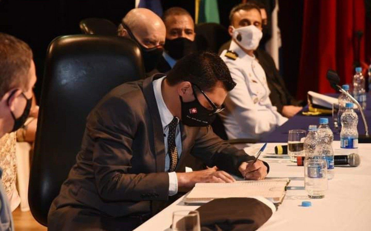 Informações sobre os secretários do novo governo foram lidas no ato da posse - Divulgação