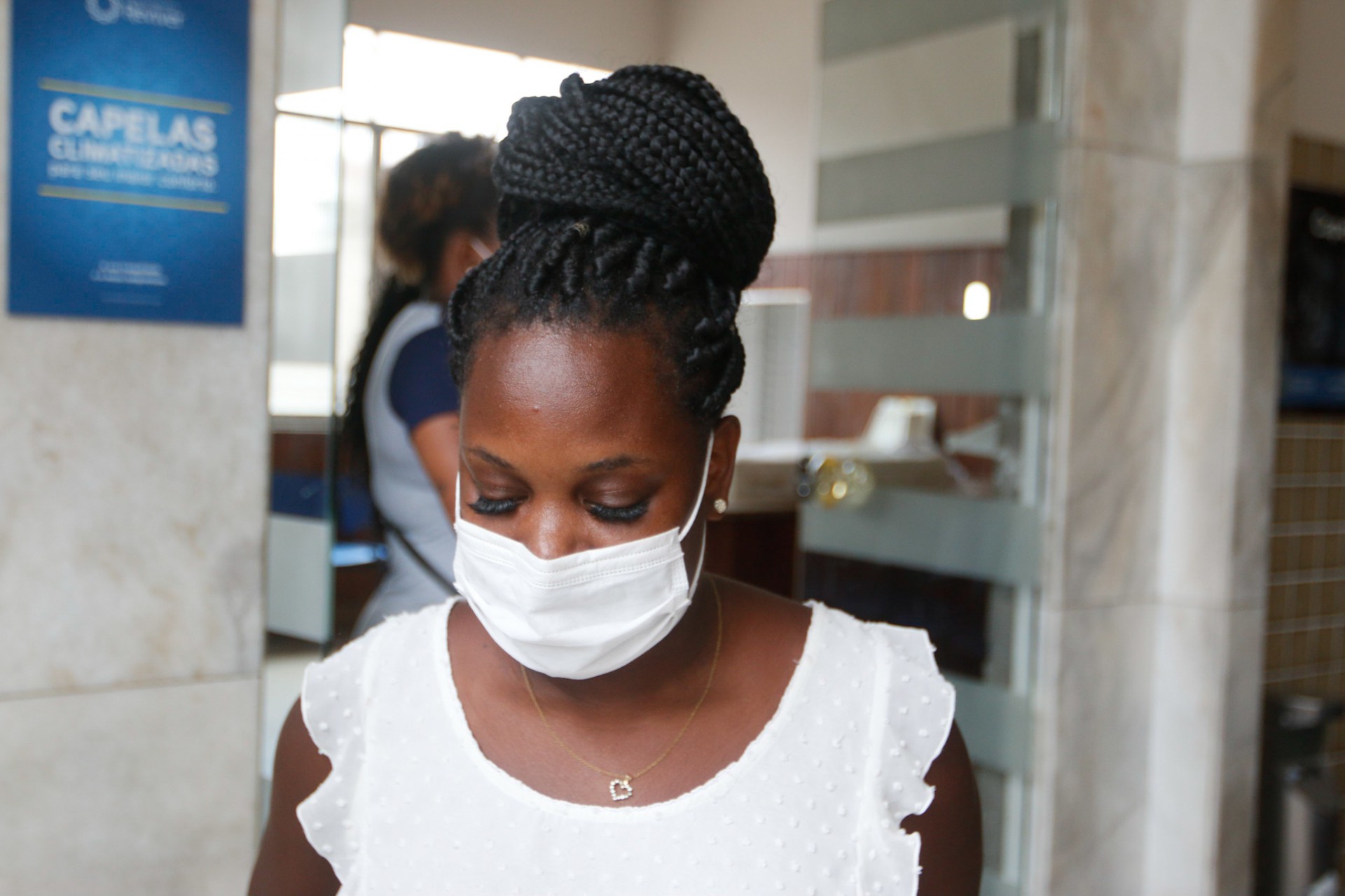 Na foto, Mayara de Souza, madrinha da menina Alice, morta por bala perdida no Morro do Turano, na noite do Réveillon. O corpo menina está sendo velado no cemitério do Caju, zona portuária do Rio. - Reginaldo Pimenta/Agência O Dia