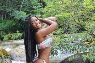 Erika Januza põe corpão pra jogo em banho de cachoeira 