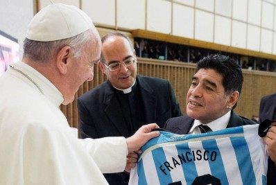 Um ano após sua morte, Maradona é homenageado com podcast inédito