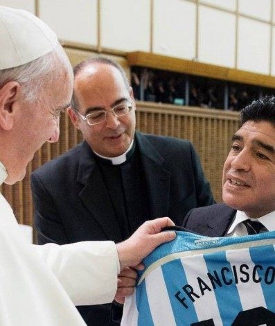 Papa Francisco e Diego Maradona - AFP