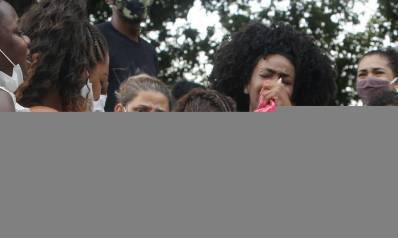 Geral - Sepultamento da menina Mayara Pamplona da Silva, de 5 anos, no cemiterio do Caju, vitima de bala perdida no Morro do Turano, no Rio Comprido, zona norde da cidade.