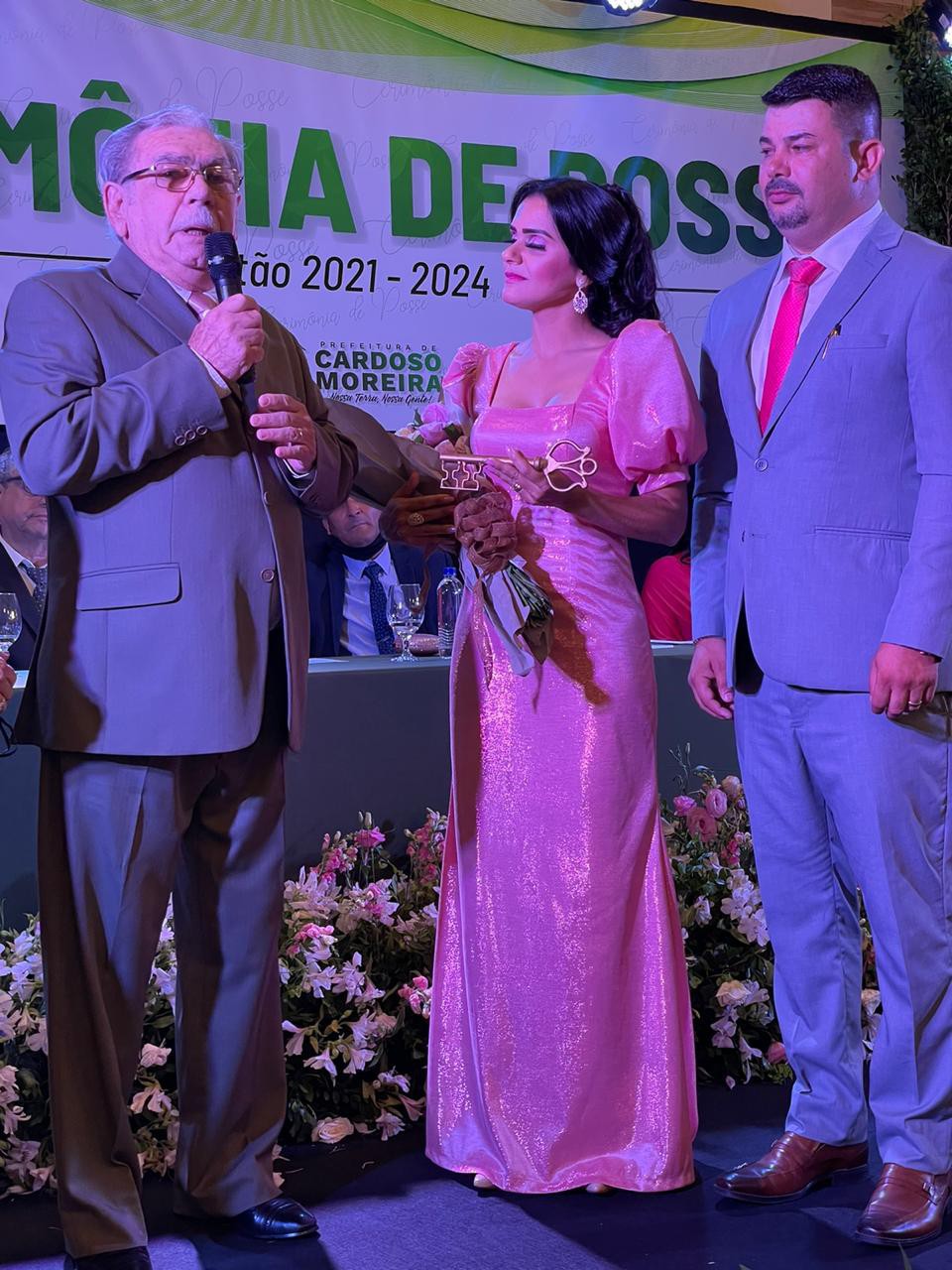 Prefeita, vide e vereadores de Cardoso Moreira tomam posse.