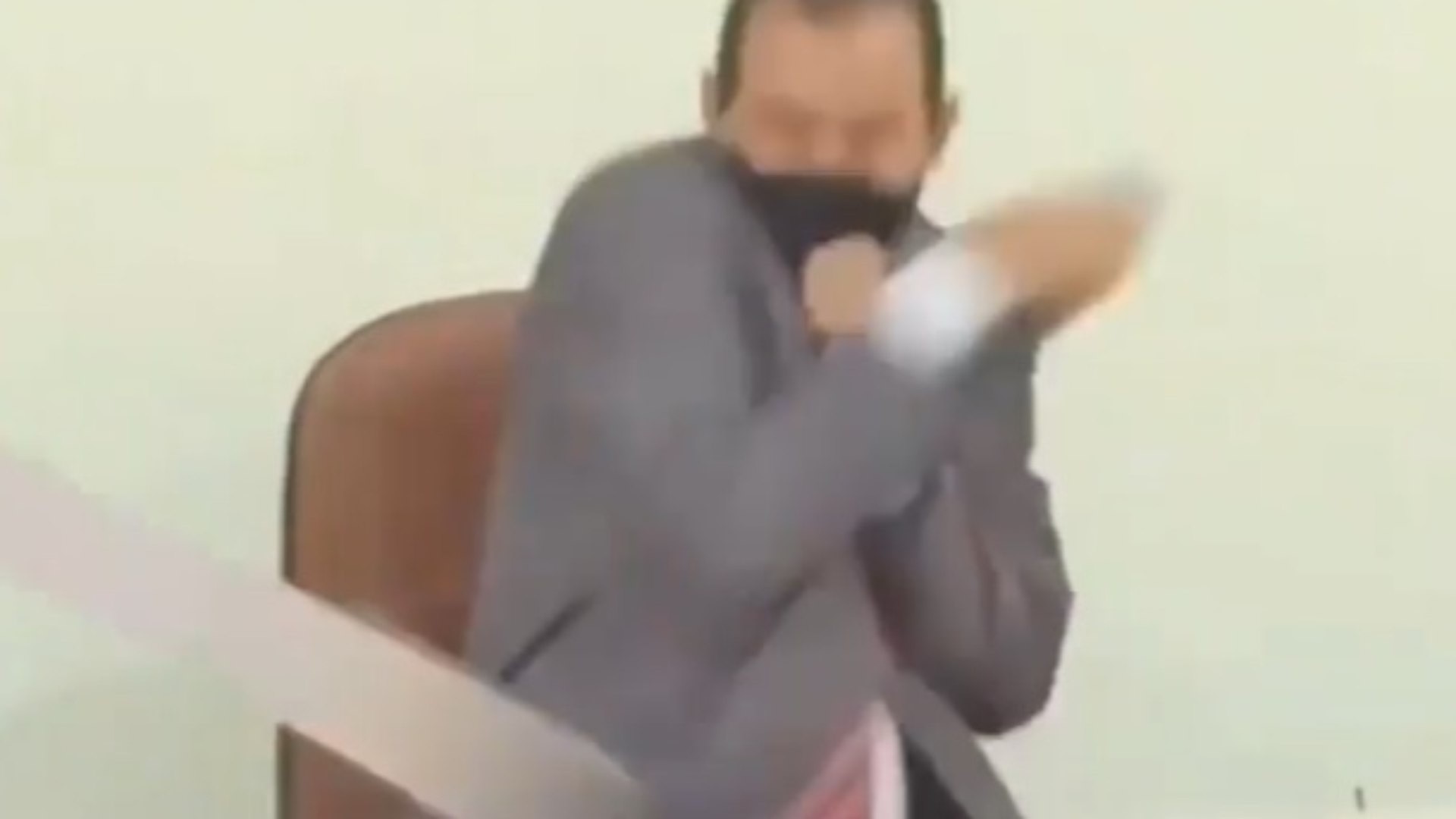 V&iacute;deo: enxada &eacute; arremessada em prefeito durante cerim&ocirc;nia de posse