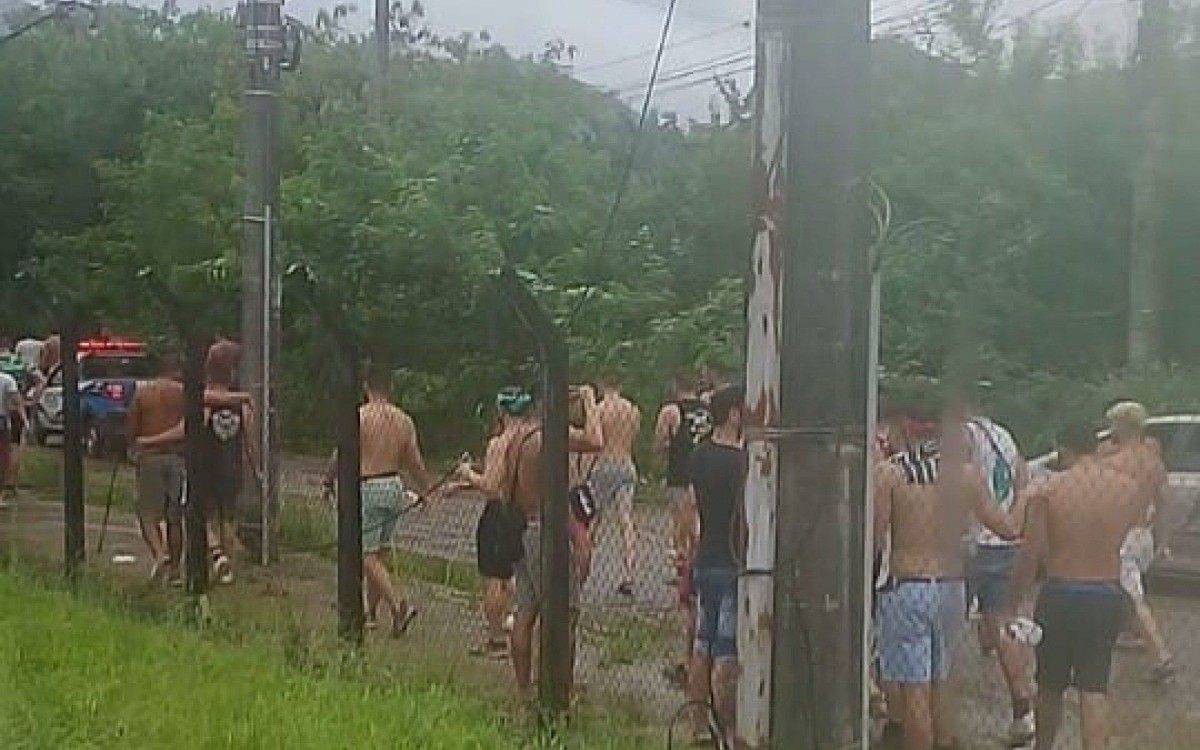 Público deixa festa em Ilha de Guaratiba, na Zona Oeste do Rio