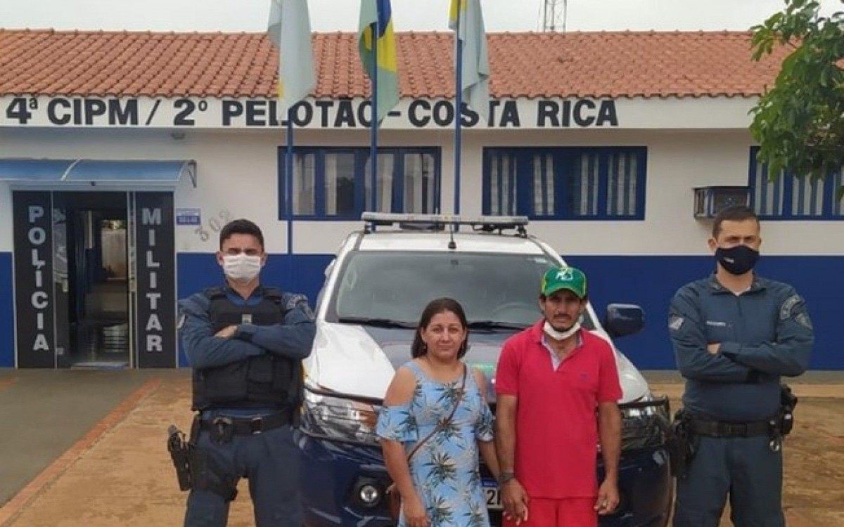 Casal acha envelope com 2 mil reais e procura polícia para identificar dono
 - Polícia Militar/Divulgação