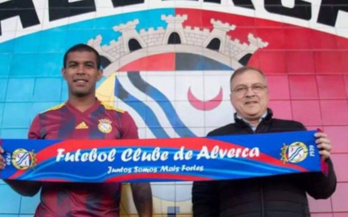 Alex Apolinário em apresentação ao seu clube - Reprodução