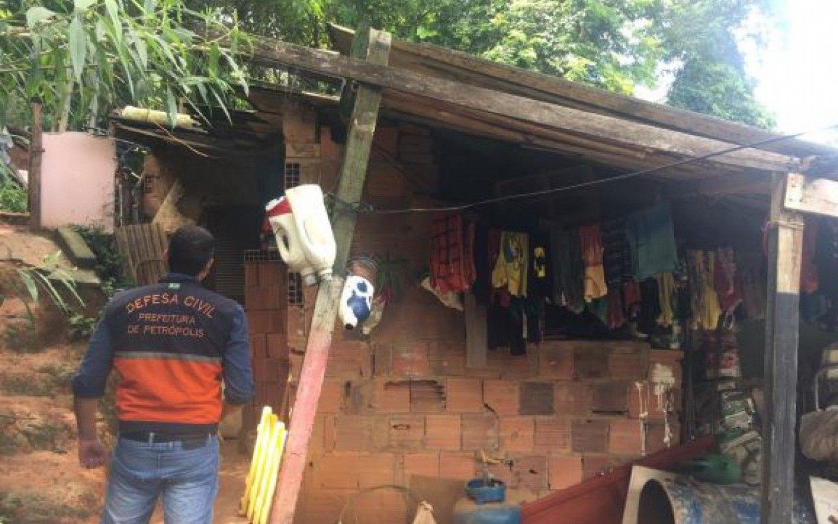 Deslizamento atingiu casa e provocou uma morte em Nogueira - Divulgação/Defesa Civil